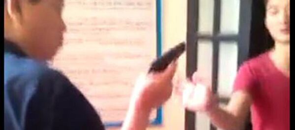 Ông Sơn cầm khẩu súng lăm lăm chỉ vào người dân - Sputnik Việt Nam