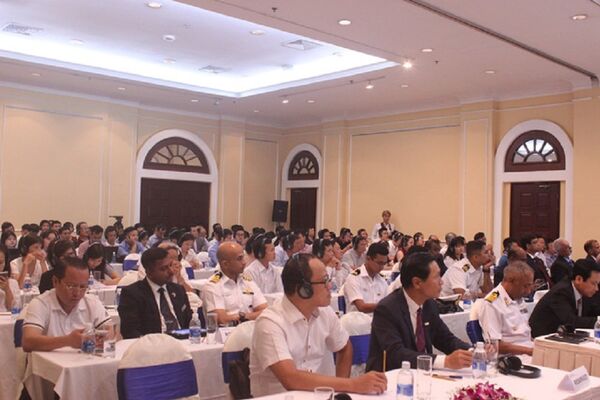 Đông đảo đại diện của lực lượng hải quân Ấn Độ và các doanh nghiệp hàng hải Việt Nam, Ấn Độ tham dự hội thảo  - Sputnik Việt Nam