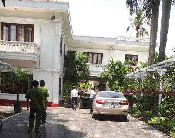 Quá trình khám xét nhà riêng của bà trùm Hứa Thị Phấn Quá trình khám xét nhà riêng của bà trùm Hứa Thị Phấn - Sputnik Việt Nam