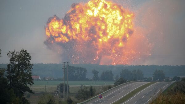 Пожар и взрывы на складах боеприпасов у города Калиновка Винницкой области, Украина - Sputnik Việt Nam