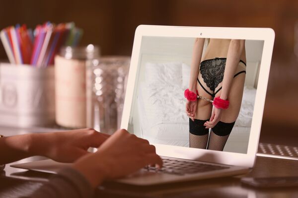 Hình cô gái mặc nội y và bị còng tay trên màn hình laptop Hình cô gái mặc nội y và bị còng tay trên màn hình laptop - Sputnik Việt Nam