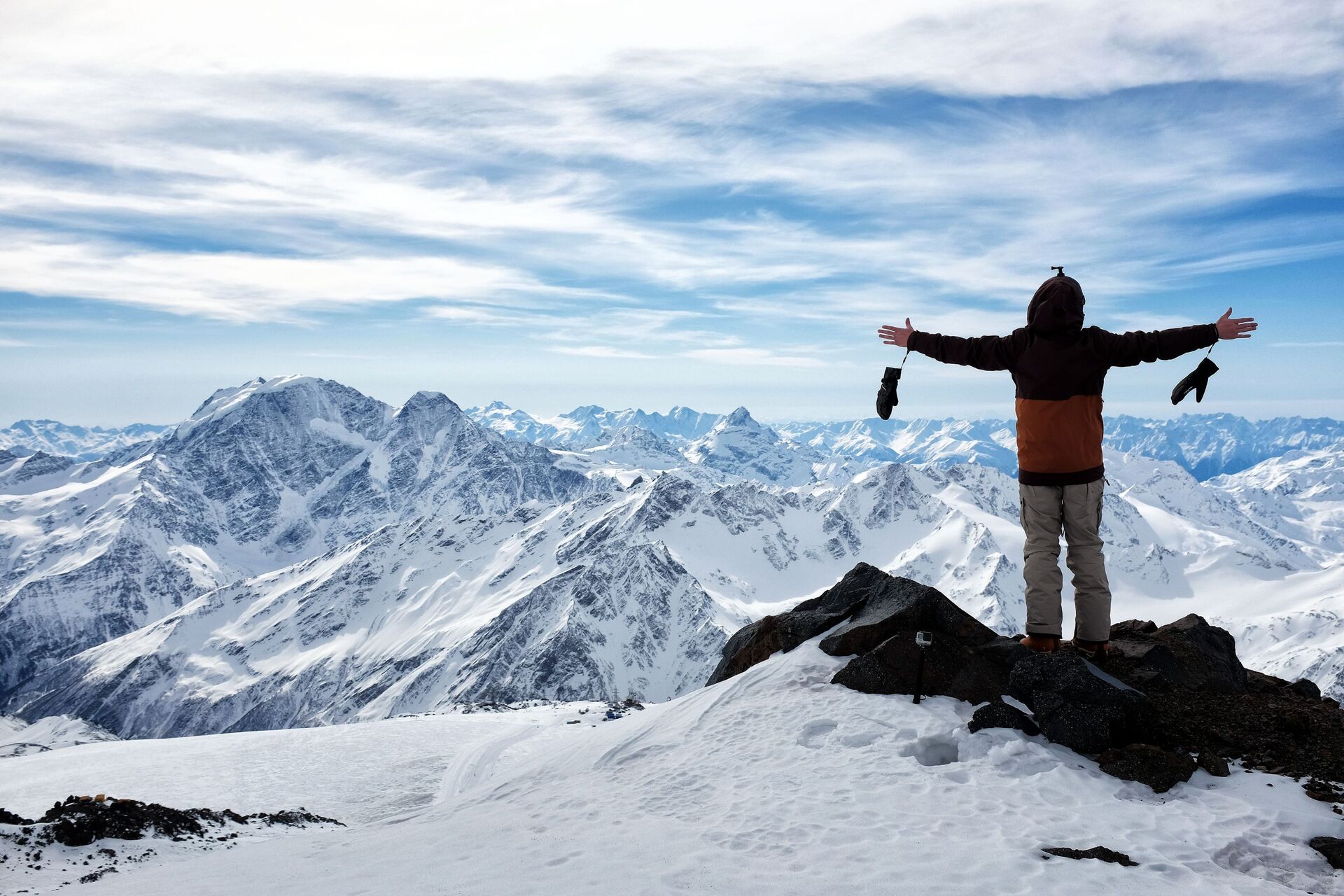 Một du khách ở độ cao 4400 mét trên dãy núi Elbrus ở Kabardino-Balkaria - Sputnik Việt Nam, 1920, 19.01.2024