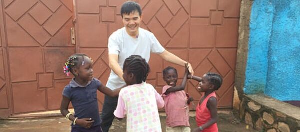 Lũ trẻ khiêu vũ cùng thầy giáo. - Sputnik Việt Nam