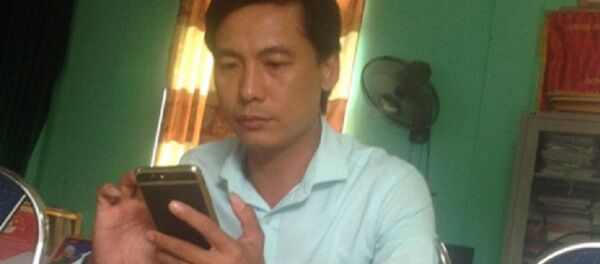 Ông Trần Văn Quyết bị cách chức sau khi bị bắt quả tang vào nhà nghỉ với nữ cán bộ chính sách xã Tượng Sơn. Ông Trần Văn Quyết bị cách chức sau khi bị bắt quả tang vào nhà nghỉ với nữ cán bộ chính sách xã Tượng Sơn. - Sputnik Việt Nam