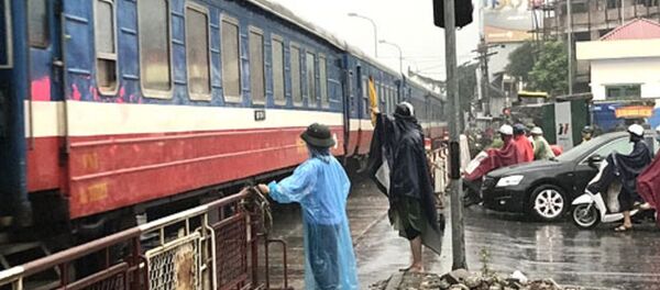 Nhân viên gác chắn đường ngang thu nhập hơn 3 triệu đồng mỗi tháng. - Sputnik Việt Nam