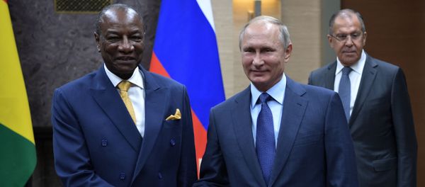 Tổng thống Nga Vladimir Putin đàm phán với Tổng thống Guinea Alpha Conde. Tổng thống Nga Vladimir Putin đàm phán với Tổng thống Guinea Alpha Conde. - Sputnik Việt Nam