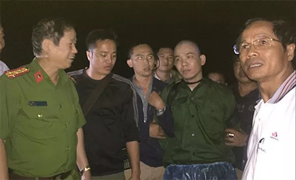 Đại tá Phùng Tiến Triển (người mặc quân phục) trực tiếp đón và hỏi thăm anh em khi vừa đưa được tử tù Nguyễn Văn Tình (đầu trọc, giữa) xuống núi. Đại tá Phùng Tiến Triển (người mặc quân phục) trực tiếp đón và hỏi thăm anh em khi vừa đưa được tử tù Nguyễn Văn Tình (đầu trọc, giữa) xuống núi. - Sputnik Việt Nam