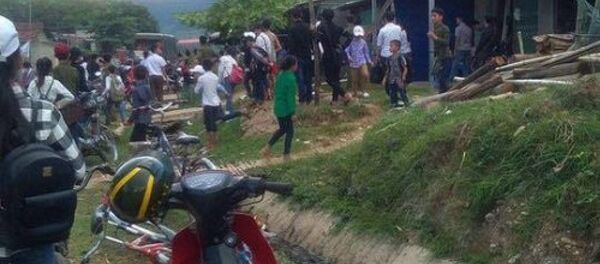 Khu vực lối vào nhà nghi bé D. bị xâm hại Khu vực lối vào nhà nghi bé D. bị xâm hại - Sputnik Việt Nam