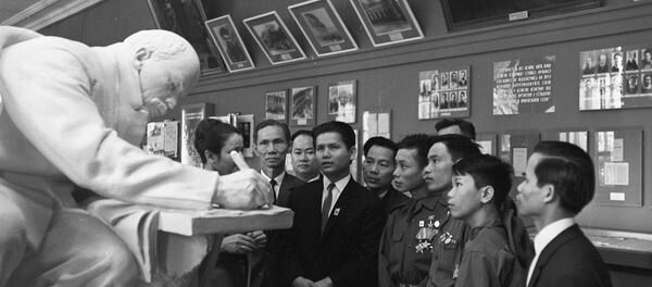 Đoàn Việt Nam tham quan Bảo tàng Trung tâm V.I. Lenin. Ukraina, Liên Xô - Sputnik Việt Nam