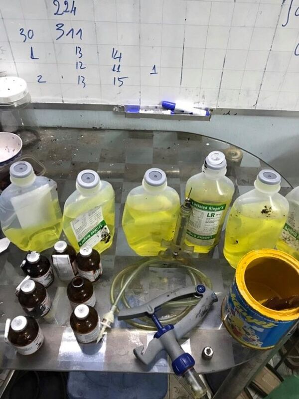 Dung dịch màu vàng được đựng trong chai truyền nước (ghi dung dịch thuốc an thần)  - Sputnik Việt Nam