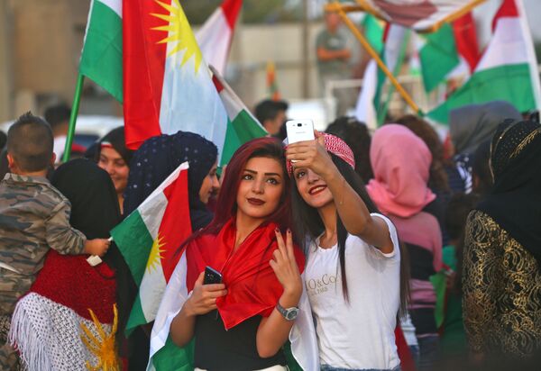 Các cô gái người Kurd trong cuộc trưng cầu dân ý về nền độc lập của Kurdistan Iraq. Các cô gái người Kurd trong cuộc trưng cầu dân ý về nền độc lập của Kurdistan Iraq. - Sputnik Việt Nam
