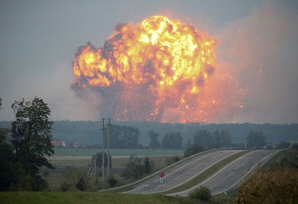 Ukraina. Đám cháy và vụ nổ tại kho đạn dược gần thành phố Kalinovka (vùng Vinnytsia thuộc Ukraina) - Sputnik Việt Nam