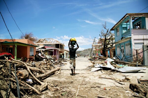 Cảnh tan hoang trên đảo Dominica vùng Caribbe do cơn bão “Maria”. - Sputnik Việt Nam