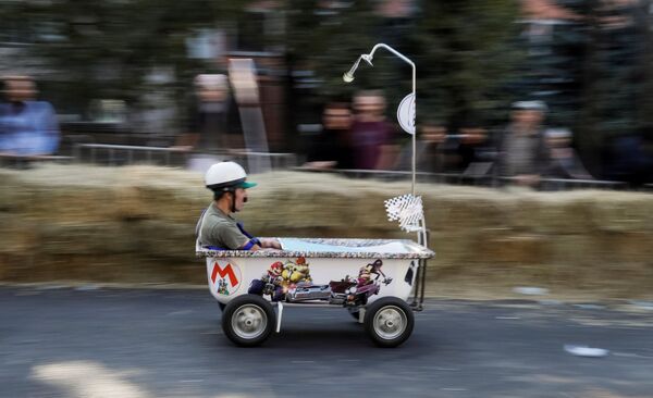 Kazakhstan. Alma-Ata. Người tham gia cuộc giới thiệu những phương tiện giao thông khác thường Red Bull Soapbox. - Sputnik Việt Nam