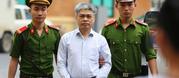 Nguyễn Xuân Sơn được dẫn đến phòng xử sáng nay 29.9. Nguyễn Xuân Sơn được dẫn đến phòng xử sáng nay 29.9. - Sputnik Việt Nam