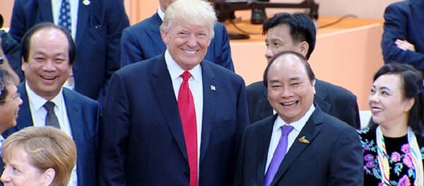 Thủ tướng Nguyễn Xuân Phúc gặp Tổng thống Donald Trump bên lề hội nghị Thượng đỉnh G20 tháng 7-2017 - Sputnik Việt Nam