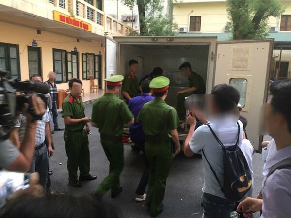 Bà H. chạy theo con trai ra tận xe dõi theo chiếc xe đi khuất bà mới vòng ra để về Bà H. chạy theo con trai ra tận xe dõi theo chiếc xe đi khuất bà mới vòng ra để về - Sputnik Việt Nam