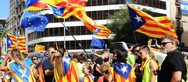 Participants in the rally in the streets of Barcelona support the referendum for independence and Catalonia's secession from Spain, which is timed to National Day of Catalonia - Sputnik Việt Nam