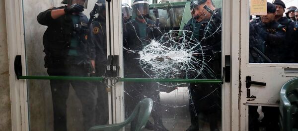 Cảnh sát Tây Ban Nha tịch thu các thùng phiếu và phiếu bầu tại Catalonia - Sputnik Việt Nam