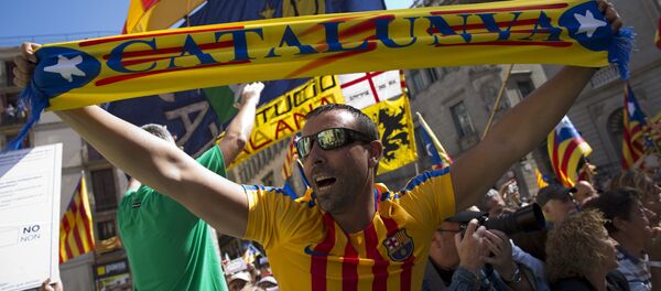 People wave esteladas or independence flags and banners in support of the mayors under investigation as they take part in a march, outside the Generalitat Palace, to protest against the ruling of the constitutional court ahead of a planned independence referendum in the Catalonia region, in Barcelona, Spain, Saturday, Sept. 16, 2017 - Sputnik Việt Nam