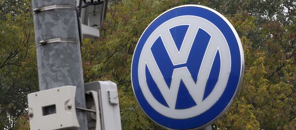 A Volkswagen logo stands next to a CCTV security camera in Wolfsburg, Germany October 7, 2015 A Volkswagen logo stands next to a CCTV security camera in Wolfsburg, Germany October 7, 2015 - Sputnik Việt Nam