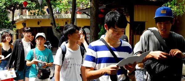 Khách Trung Quốc dạo chơi, mua sắm ở Hội An, Quảng Nam. - Sputnik Việt Nam