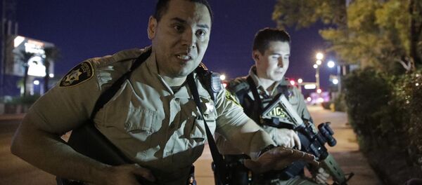 Cảnh sát tại khu vực xảy ra vụ xả súng thảm sát gần khách sạn Casino Mandalay Bay Hotel ở Las Vegas - Sputnik Việt Nam