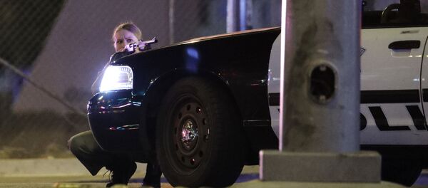 Cảnh sát tại khu vực xảy ra vụ xả súng thảm sát gần khách sạn Casino Mandalay Bay Hotel ở Las Vegas Cảnh sát tại khu vực xảy ra vụ xả súng thảm sát gần khách sạn Casino Mandalay Bay Hotel ở Las Vegas - Sputnik Việt Nam