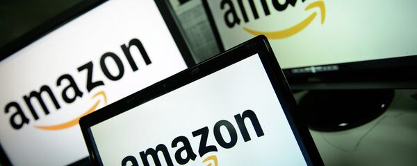 A picture shows the logo of the online retailer Amazon dispalyed on computer screens in London on December 11, 2014 - Sputnik Việt Nam
