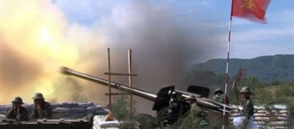 Pháo nòng dài M-46 cỡ 130 mm khai hỏa trong một cuộc diễn tập bắn đạn thật - Sputnik Việt Nam