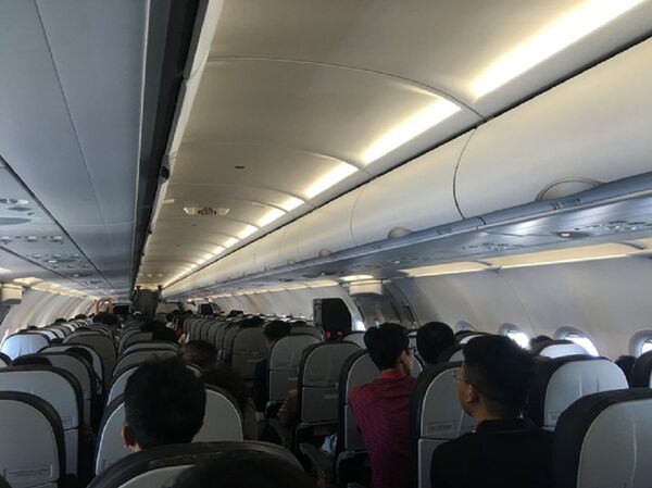 Nhiều hành khách VN chưa xuống may bay đã nhận được tin nhắn của tổng đài taxi hoặc nhà xe hợp đồng mời đi xe - Sputnik Việt Nam