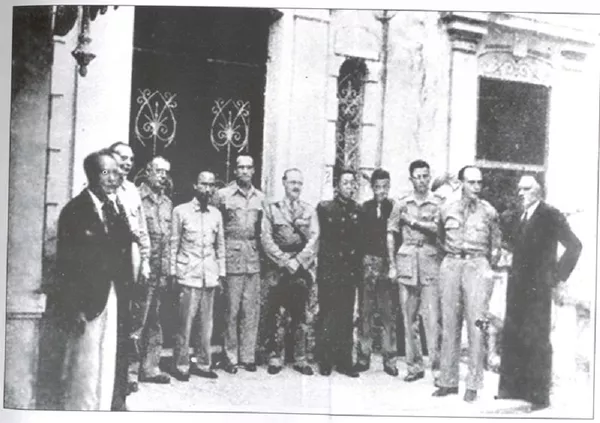 Chủ tịch Hồ Chí Minh cùng các đại diện quốc tế tham dự lễ ký Hiệp định sơ bộ chụp ảnh lưu niệm trước nhà 38 Lý Thái Tổ sau lễ ký. Chủ tịch Hồ Chí Minh cùng các đại diện quốc tế tham dự lễ ký Hiệp định sơ bộ chụp ảnh lưu niệm trước nhà 38 Lý Thái Tổ sau lễ ký. - Sputnik Việt Nam