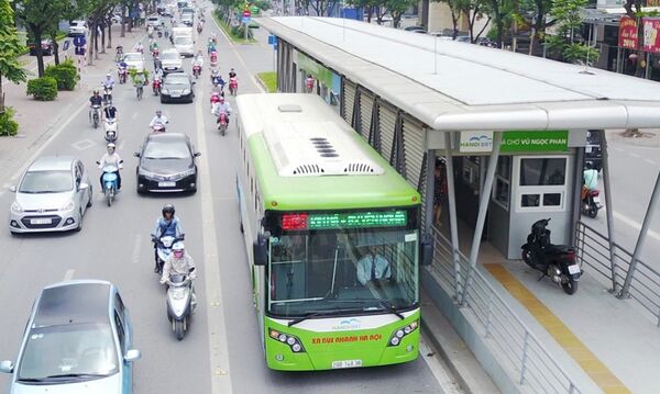 Xe buýt nhanh BRT trên phố Láng Hạ. Xe buýt nhanh BRT trên phố Láng Hạ. - Sputnik Việt Nam