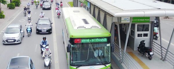 Xe buýt nhanh BRT trên phố Láng Hạ. - Sputnik Việt Nam