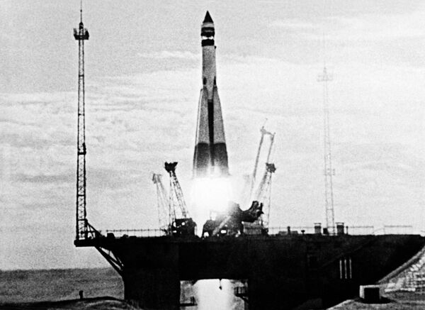 Phóng tên lửa R-7 cùng Sputnik-1. - Sputnik Việt Nam