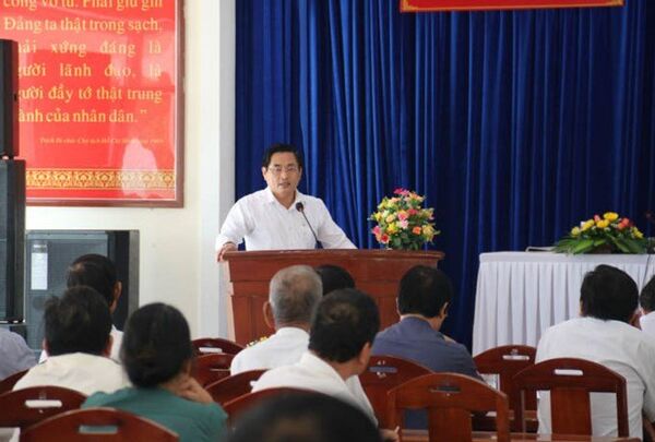 Ông Nguyễn Thành Tiến, Phó chánh Văn phòng UBND TP Đà Nẵng trả lời cư tri các vấn đề liên quan đến đất, nhà công sản và bán đảo Sơn Trà.  - Sputnik Việt Nam