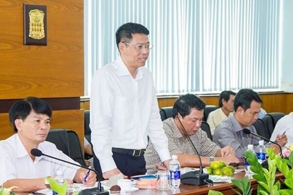 Ông Nguyễn Xuân Sang (đứng) được bổ nhiệm từ cấp phòng lên thẳng Cục trưởng. Tại thời điểm bổ nhiệm đã thi trượt và không được xếp ngạch Chuyên viên chính - Sputnik Việt Nam