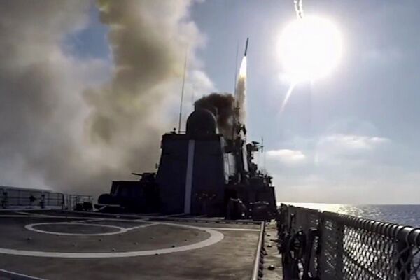 Phóng tên lửa hành trình Kalibr  từ boong tàu chiến hạm Đô đốc Essen. - Sputnik Việt Nam