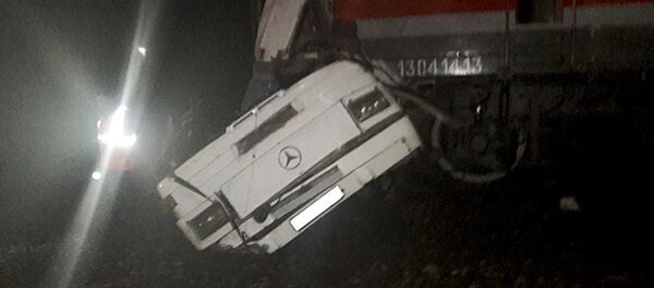 Tàu hỏa va chạm với xe buýt Tàu hỏa va chạm với xe buýt - Sputnik Việt Nam