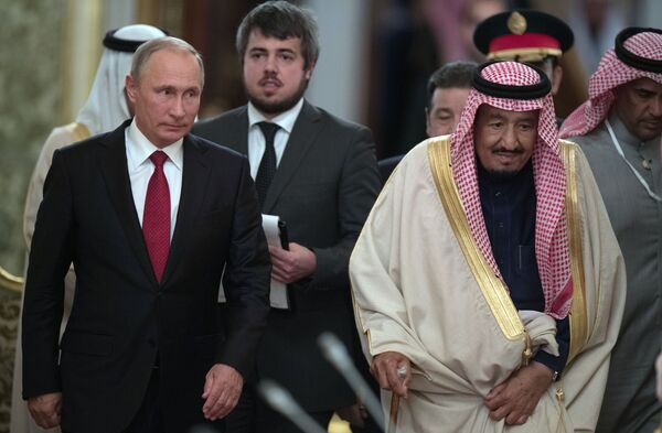 Tổng thống LB Nga Vladimir Putin và quốc vương Saudi Arabia Salman Ben Abdul Aziz Al Saud hội kiến ở Matxcơva. - Sputnik Việt Nam