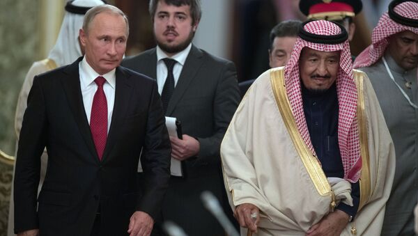 Tổng thống LB Nga Vladimir Putin và quốc vương Saudi Arabia Salman Ben Abdul Aziz Al Saud hội kiến ở Matxcơva. - Sputnik Việt Nam