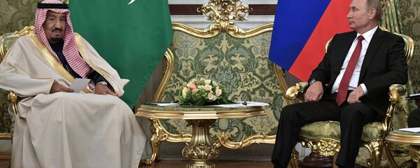 Tổng thống LB Nga Vladimir Putin và quốc vương Saudi Arabia Salman Ben Abdul Aziz Al Saud hội kiến ở Matxcơva. - Sputnik Việt Nam