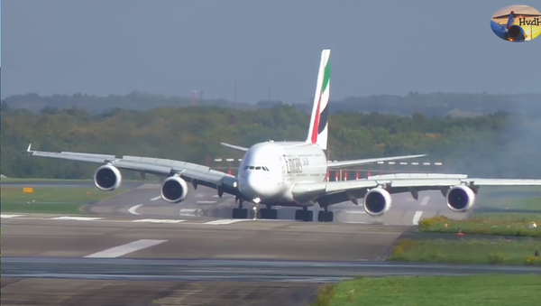 Kỳ diệu thoát tai nạn máy bay: Airbus A380 lớn nhất thế giới bị gió thổi bạt khi hạ cánh (Video) - Sputnik Việt Nam