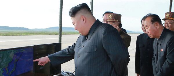 Nhà lãnh đạo Triều Tiên Kim Jong Un trong thời điểm phóng tên lửa đạn đạo Hwasong-12 - Sputnik Việt Nam