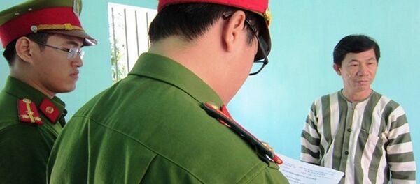 Tống đạt quyết định khởi tố và lệnh tạm giam ông Hồ Minh Khiêm. - Sputnik Việt Nam