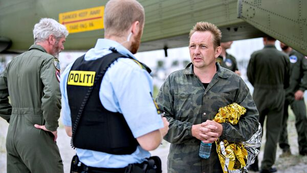 Danish submarine owner and inventor Peter Madsen lands with the help of the Danish defence in Dragor Harbor south of Copenhagen, Denmark August 11, 2017. - Sputnik Việt Nam