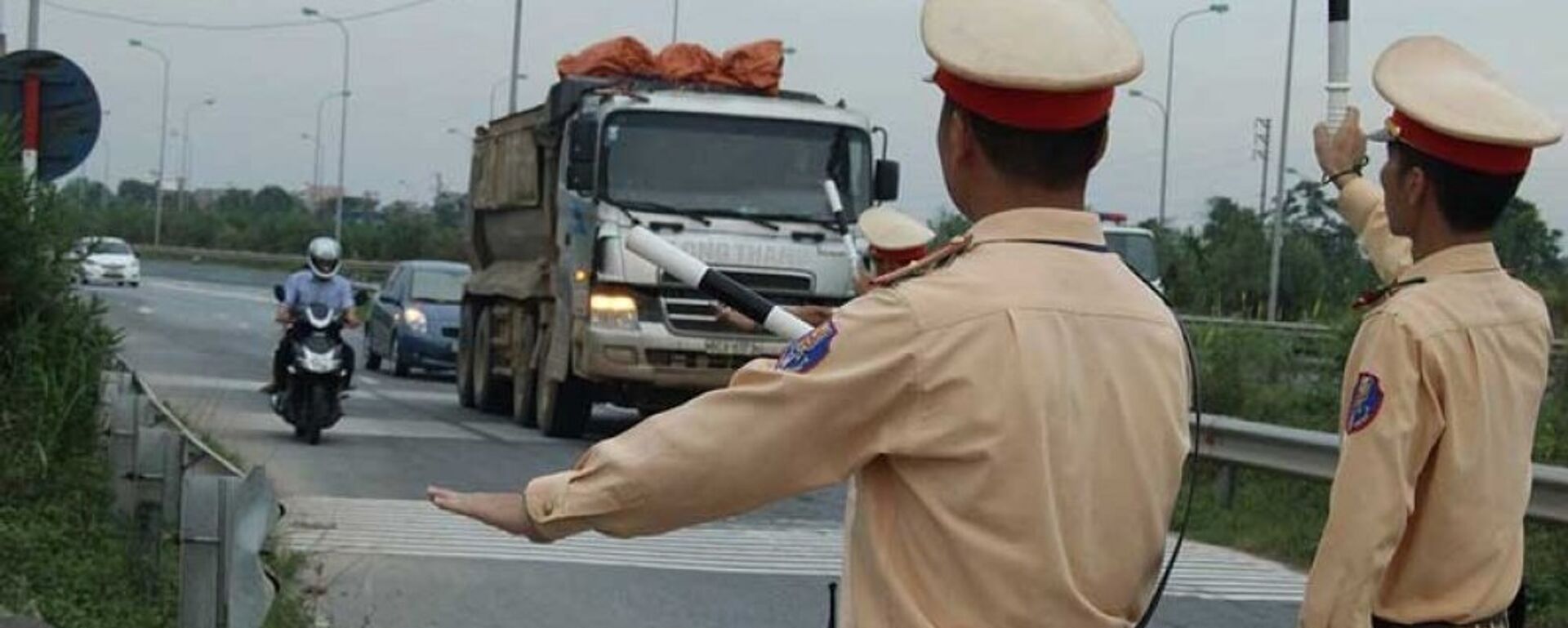 Cảnh sát giao thông làm nhiệm vụ. - Sputnik Việt Nam, 1920, 01.02.2026