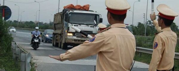 Cảnh sát giao thông làm nhiệm vụ. Cảnh sát giao thông làm nhiệm vụ. - Sputnik Việt Nam