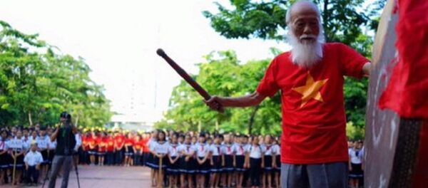 Hình ảnh PGS Văn Như Cương đánh trống ngày khai giảng - Sputnik Việt Nam