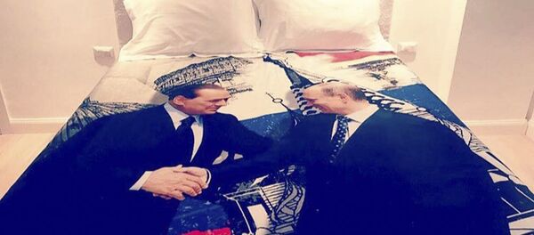 Berlusconi tặng Tổng thống Putin món quà là chiếc vỏ chăn thêu ảnh của hai người - Sputnik Việt Nam
